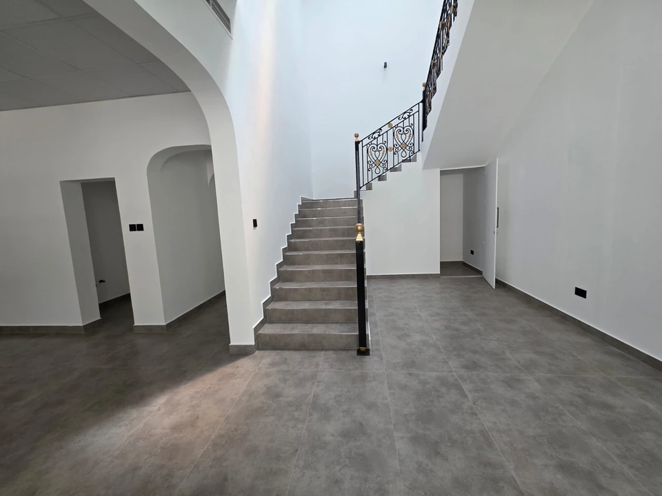 Staircase and landing — Safa 1 villa